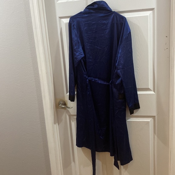 Men’s Robe size Medium *comes with matching shorts *not pictured* - Picture 3 of 3